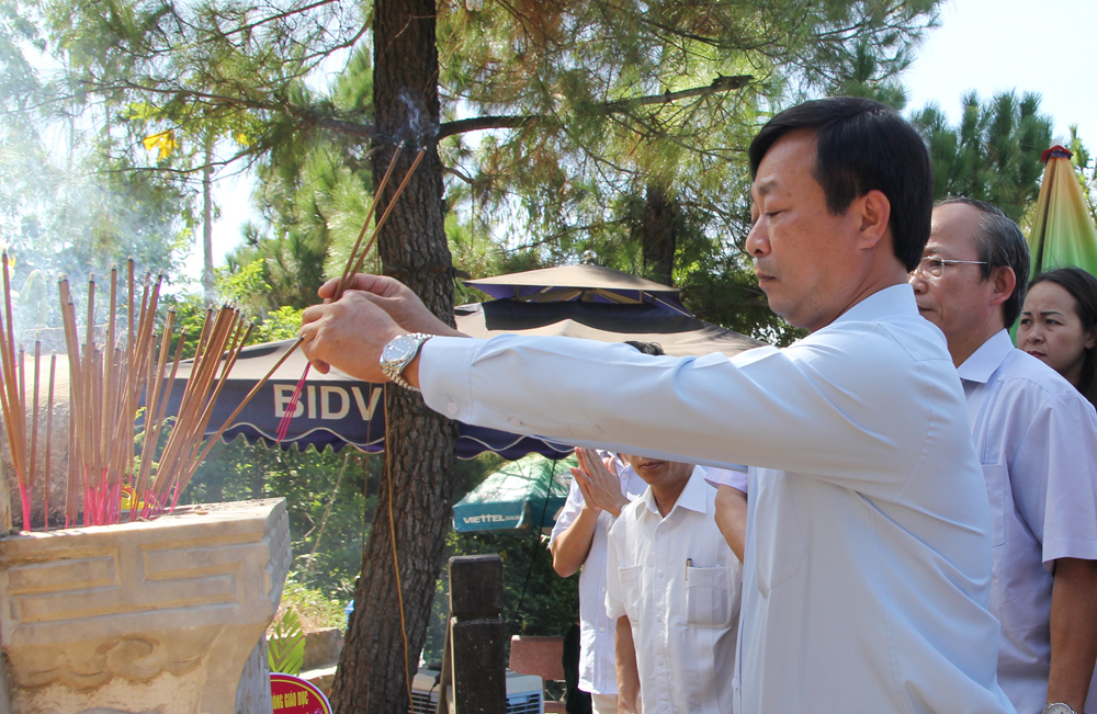 Đoàn đại biểu tỉnh Phú Thọ dâng hương viếng mộ Đại tướng Võ Nguyên Giáp và tưởng niệm các anh hùng liệt sĩ Ngã ba Đồng Lộc